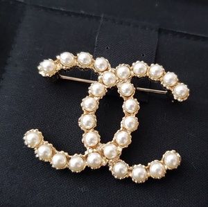✔✔SOLD✔✔NWOT Authentic CHANEL brooch